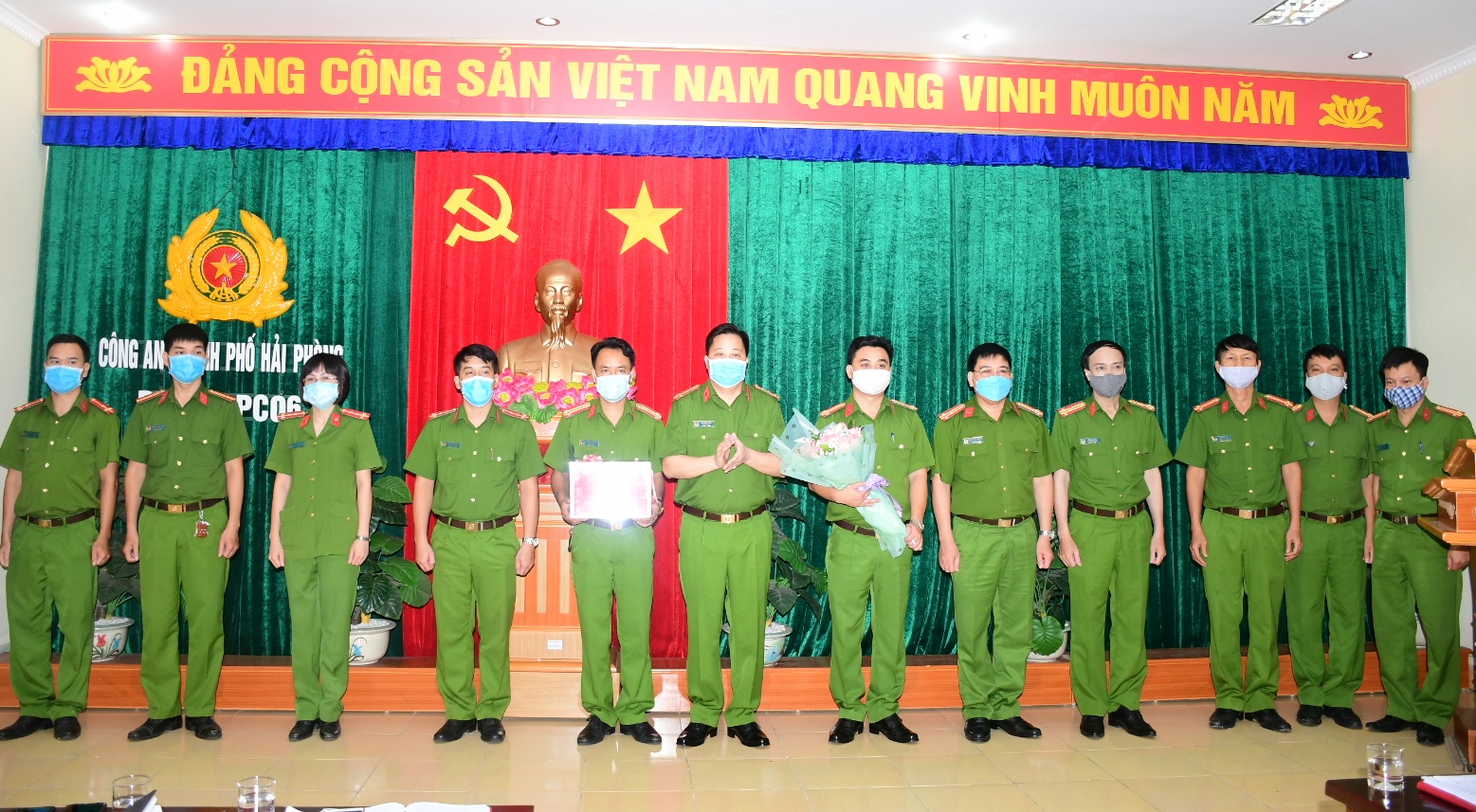Khen thưởng Phòng Cảnh sát Quản lý hành chính về trật tự xã hội trong công tác phục vụ nhân dân và đấu tranh phòng chống tội phạm
